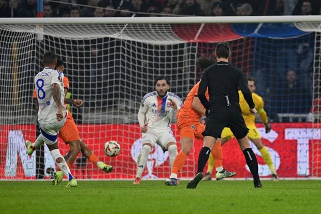 12.12.2024, xjrdrx, Fussball UEFA Europa League, Olympique Lyon - Eintracht Frankfurt emspor, v.l. Schuss von Corentin Tolisso (Olympique Lyon) Rayan Cherki (Olympique Lyon) Torschuetze, erzielt das Tor, Treffer, scores the goal 1:1 Kevin Trapp (Eintracht Frankfurt) (DFL DFB REGULATIONS PROHIBIT ANY USE OF PHOTOGRAPHS as IMAGE SEQUENCES and or QUASI-VIDEO) Lyon