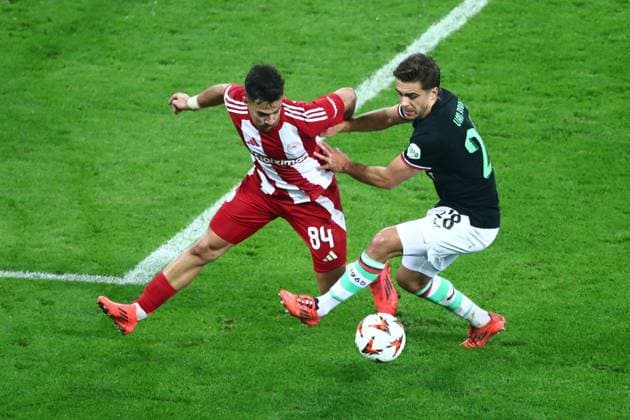 Charalampos Kostoulas of Olympiacos in action against Michel Vlap of Twente during the UEFA Europa League league phase matchday 6 soccer match between Olympiacos and Twente held at Stadium Georgios Karaiskakis in Piraeus, Greece, 12 December 2024. IMAGO ONE INCH PRODUCTIONS PIRAEUS Greece Copyright: xOnexInchxProductionsx 6406736