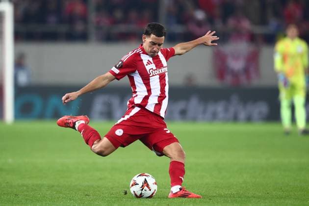 Santiago Hezze of Olympiacos in action during the UEFA Europa League league phase matchday 6 soccer match between Olympiacos and Twente held at Stadium Georgios Karaiskakis in Piraeus, Greece, 12 December 2024. IMAGO ONE INCH PRODUCTIONS PIRAEUS Greece Copyright: xOnexInchxProductionsx 6406671