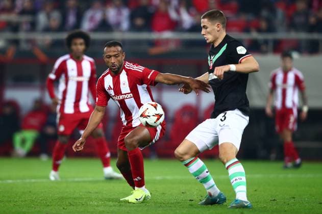 Gelson Martins of Olympiacos in action against Gustaf Lagerbielke of Twente during the UEFA Europa League league phase matchday 6 soccer match between Olympiacos and Twente held at Stadium Georgios Karaiskakis in Piraeus, Greece, 12 December 2024. IMAGO ONE INCH PRODUCTIONS PIRAEUS Greece Copyright: xOnexInchxProductionsx 6406686
