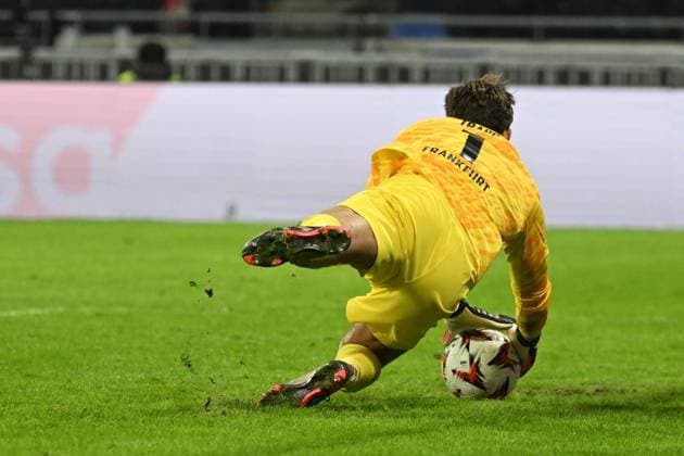 12.12.2024, xjhx, Fussball UEFA Europa League, Olympique Lyon - Eintracht Frankfurt emspor, v.l. Kevin Trapp (Eintracht Frankfurt) (DFL DFB REGULATIONS PROHIBIT ANY USE OF PHOTOGRAPHS as IMAGE SEQUENCES and or QUASI-VIDEO) Lyon