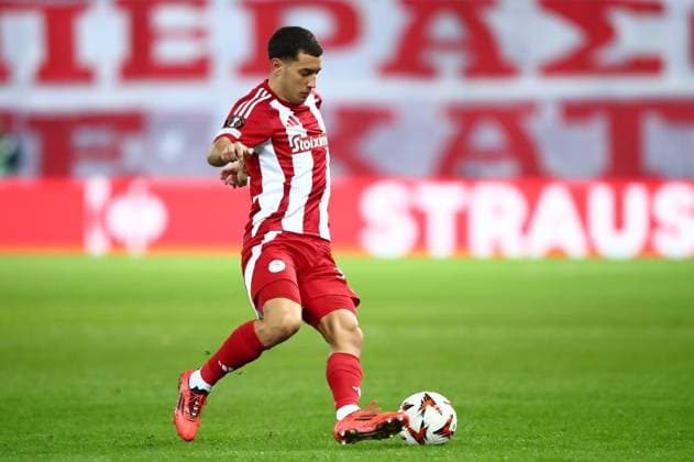 Santiago Hezze of Olympiacos in action during the UEFA Europa League league phase matchday 6 soccer match between Olympiacos and Twente held at Stadium Georgios Karaiskakis in Piraeus, Greece, 12 December 2024. IMAGO ONE INCH PRODUCTIONS PIRAEUS Greece Copyright: xOnexInchxProductionsx 6406335