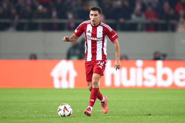 Santiago Hezze of Olympiacos in action during the UEFA Europa League league phase matchday 6 soccer match between Olympiacos and Twente held at Stadium Georgios Karaiskakis in Piraeus, Greece, 12 December 2024. IMAGO ONE INCH PRODUCTIONS PIRAEUS Greece Copyright: xOnexInchxProductionsx 6406797