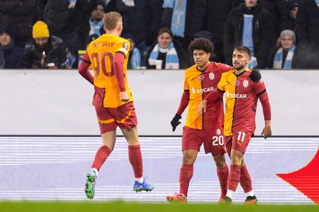 241212 Gabriel Sara and Yunus Akgun of Galatasaray celebrates after the 1-2 goal during the UEFA Europa League football match between Malmö FF and Galatasaray on December 12, 2024 in Malmö. Photo: Jonas Ljungdahl BILDBYRAN COP 144 PA0940 fotboll football soccer fotball uefa europa league europa league malmö ff galatasaray bbeng jubel Copyright: JONASxLJUNGDAHL BB241212JO034
