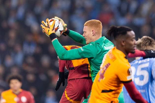 Sport Bilder des Tages 241212 goalkeeper Joakim Persson of Malmö FF during the UEFA Europa League football match between Malmö FF and Galatasaray on December 12, 2024 in Malmö. Photo: Jonas Ljungdahl BILDBYRAN COP 144 PA0940 fotboll football soccer fotball uefa europa league europa league malmö ff galatasaray bbeng Copyright: JONASxLJUNGDAHL BB241212JO038