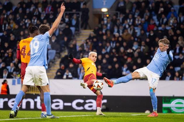241212 Lucas Torreira of Galatasaray and Jens Stryger Larsen of Malmö FF during the UEFA Europa League football match between Malmö FF and Galatasaray on December 12, 2024 in Malmö. Photo: Jonas Ljungdahl BILDBYRAN COP 144 PA0940 fotboll football soccer fotball uefa europa league europa league malmö ff galatasaray bbeng Copyright: JONASxLJUNGDAHL BB241212JO046