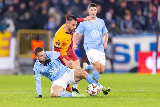 241212 Gabriel Busanello of Malmö FF and Yunus Akgun of Galatasaray during the UEFA Europa League football match between Malmö FF and Galatasaray on December 12, 2024 in Malmö. Photo: Jonas Ljungdahl BILDBYRAN COP 144 PA0940 fotboll football soccer fotball uefa europa league europa league malmö ff galatasaray bbeng Copyright: JONASxLJUNGDAHL BB241212JO047