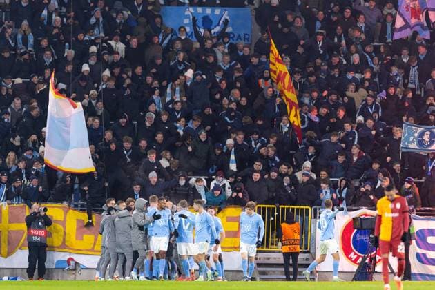 241212 Players of Malmö FF celebrates infant of fans after the 2-2 goal during the UEFA Europa League football match between Malmö FF and Galatasaray on December 12, 2024 in Malmö. Photo: Jonas Ljungdahl BILDBYRAN COP 144 PA0940 fotboll football soccer fotball uefa europa league europa league malmö ff galatasaray bbeng publik supporter fans läktare Copyright: JONASxLJUNGDAHL BB241212JO049