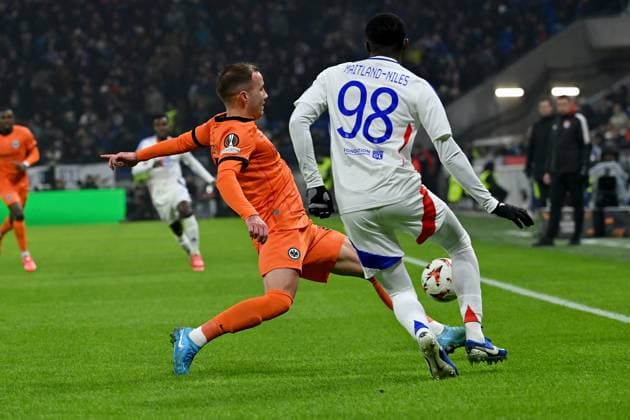 12.12.2024, xjrdrx, Fussball UEFA Europa League, Olympique Lyon - Eintracht Frankfurt emspor, v.l. Mario Götze Goetze (Eintracht Frankfurt) Ainsley Maitland-Niles (Olympique Lyon) Zweikampf, Aktion, action, battle for the ball (DFL DFB REGULATIONS PROHIBIT ANY USE OF PHOTOGRAPHS as IMAGE SEQUENCES and or QUASI-VIDEO) Lyon
