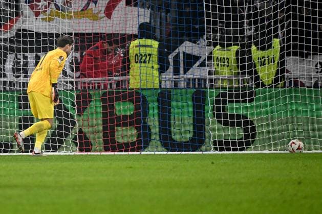 Sport Bilder des Tages 12.12.2024, xjhx, Fussball UEFA Europa League, Olympique Lyon - Eintracht Frankfurt emspor, v.l. Kevin Trapp (Eintracht Frankfurt) beim Tor zum 2:1 durch Malick Fofana (Olympique Lyon) (DFL DFB REGULATIONS PROHIBIT ANY USE OF PHOTOGRAPHS as IMAGE SEQUENCES and or QUASI-VIDEO) Lyon