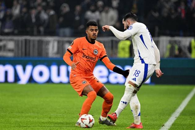 12.12.2024, xjhx, Fussball UEFA Europa League, Olympique Lyon - Eintracht Frankfurt emspor, v.l. Ansgar Knauff (Eintracht Frankfurt) Rayan Cherki (Olympique Lyon) Zweikampf, Aktion, action, battle for the ball (DFL DFB REGULATIONS PROHIBIT ANY USE OF PHOTOGRAPHS as IMAGE SEQUENCES and or QUASI-VIDEO) Lyon