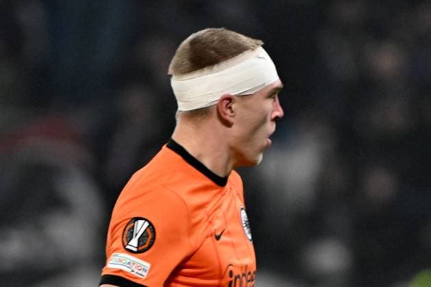 Sport Bilder des Tages 12.12.2024, xjhx, Fussball UEFA Europa League, Olympique Lyon - Eintracht Frankfurt emspor, v.l. Rasmus Kristensen (Eintracht Frankfurt) mit Verband Turban (DFL DFB REGULATIONS PROHIBIT ANY USE OF PHOTOGRAPHS as IMAGE SEQUENCES and or QUASI-VIDEO) Lyon
