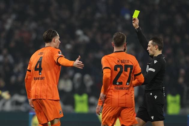 2024.12.12 6. Spieltag UEFA Europa League Olympique Lyonnais Eintracht Frankfurt v.l., Robin Koch (Eintracht Frankfurt) bekommt von Schiedsrichter, referee Andris Treimanis (LVA) die Gelbe Karte (DFL REGULATIONS PROHIBIT ANY USE OF PHOTOGRAPHS AS IMAGE SEQUENCES AND OR QUASI-VIDEO) Copyright: JoaquimxFerreira
