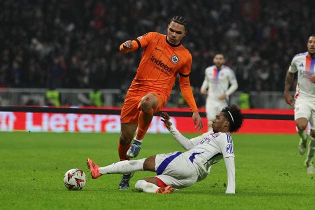 2024.12.12 6. Spieltag UEFA Europa League Olympique Lyonnais Eintracht Frankfurt v.l., Pharrell Nmandi Collins (Eintracht Frankfurt), Malick Fofana (Olympique Lyonnais) Zweikampf, Action, Aktion, Battles for the Ball (DFL REGULATIONS PROHIBIT ANY USE OF PHOTOGRAPHS AS IMAGE SEQUENCES AND OR QUASI-VIDEO) Copyright: JoaquimxFerreira