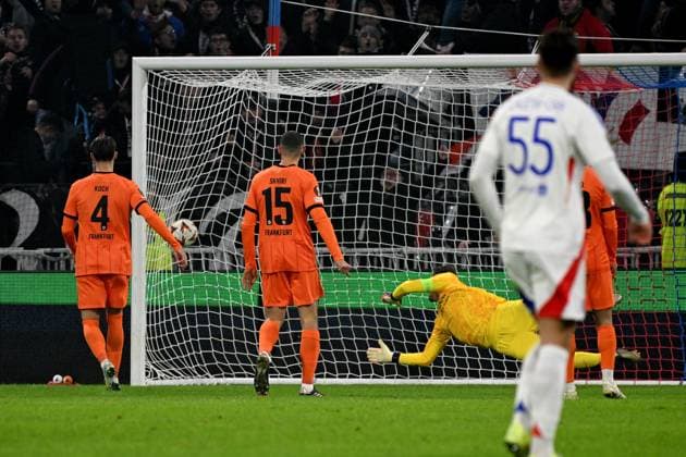 12.12.2024, xjhx, Fussball UEFA Europa League, Olympique Lyon - Eintracht Frankfurt emspor, v.l. Kevin Trapp (Eintracht Frankfurt) beim Tor zum 3:1 durch Ernest Nuamah (Olympique Lyon) (DFL DFB REGULATIONS PROHIBIT ANY USE OF PHOTOGRAPHS as IMAGE SEQUENCES and or QUASI-VIDEO) Lyon