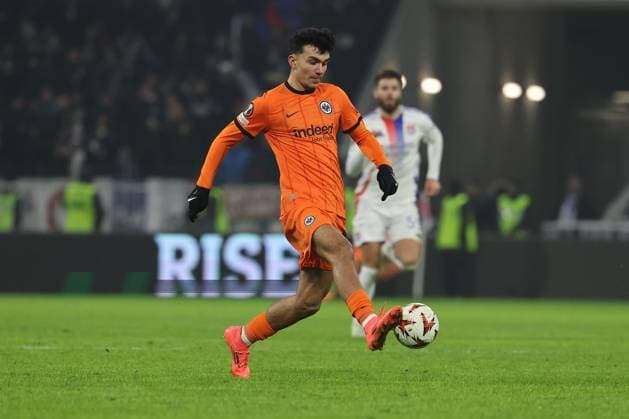 2024.12.12 6. Spieltag UEFA Europa League Olympique Lyonnais Eintracht Frankfurt v.l., Can Yilmaz Uzun (Eintracht Frankfurt) am Ball, Freisteller, Einzelbild, Ganzkörper, Aktion, Action, Spielszene (DFL REGULATIONS PROHIBIT ANY USE OF PHOTOGRAPHS AS IMAGE SEQUENCES AND OR QUASI-VIDEO) Copyright: JoaquimxFerreira