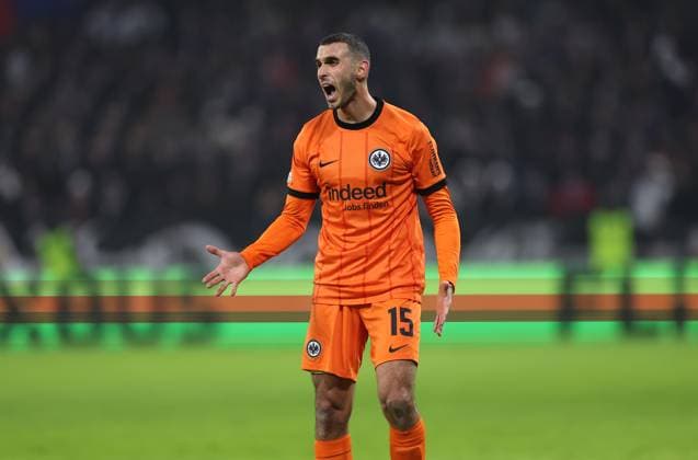 12.12.2024, Fussball UEFA Europa League, Olympique Lyon - Eintracht Frankfurt, emonline, emspor, v.l., Ellyes Skhiri (Eintracht Frankfurt) gibt Anweisungen, gestikuliert, mit den Armen gestikulieren gives instructions, gesticulate DFL DFB REGULATIONS PROHIBIT ANY USE OF PHOTOGRAPHS AS IMAGE SEQUENCES AND OR QUASI-VIDEO. xdcx Copyright: HMBxMedia Claus