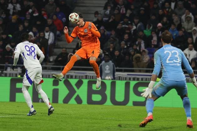 2024.12.12 6. Spieltag UEFA Europa League Olympique Lyonnais Eintracht Frankfurt v.l., Ainsley Maitland-Niles (Olympique Lyonnais), Robin Koch (Eintracht Frankfurt) Kopfball, Kopfballduell, Goalkeeper, Torwart Lucas Perri (Olympique Lyonnais) (DFL REGULATIONS PROHIBIT ANY USE OF PHOTOGRAPHS AS IMAGE SEQUENCES AND OR QUASI-VIDEO) Copyright: JoaquimxFerreira