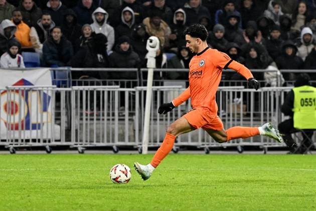 12.12.2024, xjhx, Fussball UEFA Europa League, Olympique Lyon - Eintracht Frankfurt emspor, v.l. Omar Marmoush (Eintracht Frankfurt) Torschuetze, erzielt das Tor, Treffer, scores the goal 3:2 (DFL DFB REGULATIONS PROHIBIT ANY USE OF PHOTOGRAPHS as IMAGE SEQUENCES and or QUASI-VIDEO) Lyon