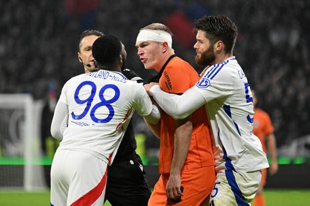 12.12.2024, xjhx, Fussball UEFA Europa League, Olympique Lyon - Eintracht Frankfurt emspor, v.l. Schiedsrichter Referee Andris Treimanis (Lettland) Ainsley Maitland-Niles (Olympique Lyon) Rasmus Kristensen (Eintracht Frankfurt) Duje Caleta-Car (Olympique Lyon) (DFL DFB REGULATIONS PROHIBIT ANY USE OF PHOTOGRAPHS as IMAGE SEQUENCES and or QUASI-VIDEO) Lyon
