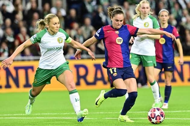 STOCKHOLM, SVERIGE 20241212 Hammarbys Ellen Gibson och Bacelonas Ewa Pajor under torsdagens fotbollsmatch i Champions League, damer, grupp D, mellan Hammarby IF och FC Barcelona, Barca pa Tele2 arena. STOCKHOLM SVERIGE x10030x