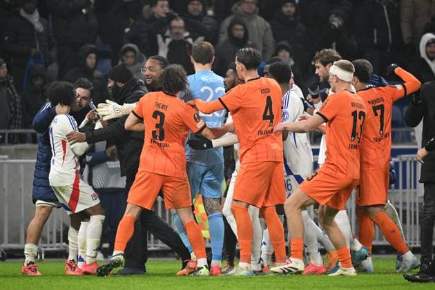 12.12.2024, xjhx, Fussball UEFA Europa League, Olympique Lyon - Eintracht Frankfurt emspor, v.l. Rudelbildung Malick Fofana (Olympique Lyon) Lucas Perri (Olympique Lyon) Rasmus Kristensen (Eintracht Frankfurt) Arthur Theate (Eintracht Frankfurt) Robin Koch (Eintracht Frankfurt) Rasmus Kristensen (Eintracht Frankfurt) Omar Marmoush (Eintracht Frankfurt) (DFL DFB REGULATIONS PROHIBIT ANY USE OF PHOTOGRAPHS as IMAGE SEQUENCES and or QUASI-VIDEO) Lyon