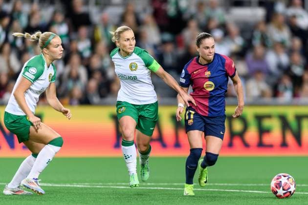 241212 Ellen Gibson of Hammarby and Ewa Pajor of Barcelona during the UEFA Women s Champions League football match between Hammarby and Barcelona on December 12, 2024 in Stockholm. Photo: Sara Damne BILDBYRAN kod SD JZ0598 fotboll football soccer fotball uefa womens champions league hammarby barcelona dam bbeng Copyright: SARAxDAMNE BB241212SD050
