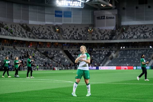 241212 Ellen Gibson of Hammarby is celebrated as she played her last game for the club after the UEFA Women s Champions League football match between Hammarby and Barcelona on December 12, 2024 in Stockholm. Photo: Jesper Zerman BILDBYRAN kod JZ JZ0598 fotboll football soccer fotball uefa womens champions league hammarby barcelona dam bbeng Copyright: JESPERxZERMAN BB241212JZ077