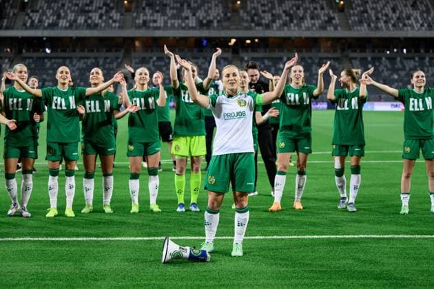 241212 Ellen Gibson of Hammarby is celebrated as she played her last game for the club after the UEFA Women s Champions League football match between Hammarby and Barcelona on December 12, 2024 in Stockholm. Photo: Jesper Zerman BILDBYRAN kod JZ JZ0598 fotboll football soccer fotball uefa womens champions league hammarby barcelona dam bbeng Copyright: JESPERxZERMAN BB241212JZ079