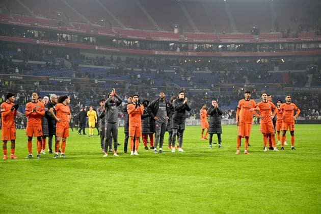 12.12.2024, xjhx, Fussball UEFA Europa League, Olympique Lyon - Eintracht Frankfurt emspor, v.l. Die Spieler bedanken sich bei den Fans (DFL DFB REGULATIONS PROHIBIT ANY USE OF PHOTOGRAPHS as IMAGE SEQUENCES and or QUASI-VIDEO) Lyon