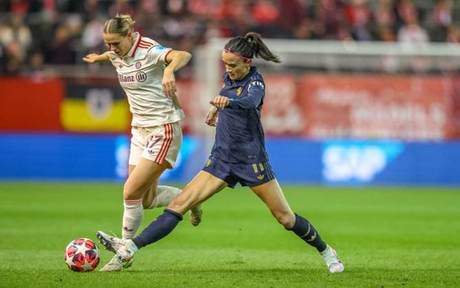 GER, München, FC Bayern München vs Juventus Turin, Women s Champions League, Fussball, UEFA, Spielzeit 2024 2025, FC Bayern Campus, 5. Spieltag, im Bild v.l.: Klara Bühl (FC Bayern München Frauen 17), Barbara Bonansea (Juventus Turin 11) DFB DFL REGULATIONS PROHIBIT ANY USE OF PHOTOGRAPHS AS IMAGE SEQUENCES AND OR QUASI-VIDEO, 02.12.2024, Copyright: HMBxMedia HendrikxHamelau