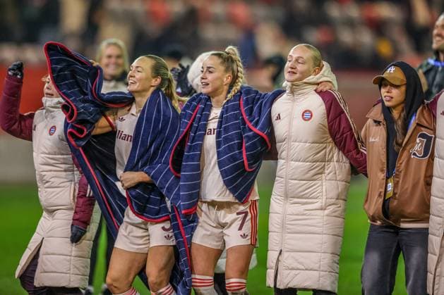 GER, München, FC Bayern München vs Juventus Turin, Women s Champions League, Fussball, UEFA, Spielzeit 2024 2025, FC Bayern Campus, 5. Spieltag, im Bild: Spielerinnen von FC Bayern München Frauen jubeln nach dem Spiel gegen Juventus Turin DFB DFL REGULATIONS PROHIBIT ANY USE OF PHOTOGRAPHS AS IMAGE SEQUENCES AND OR QUASI-VIDEO, 02.12.2024, Copyright: HMBxMedia HendrikxHamelau
