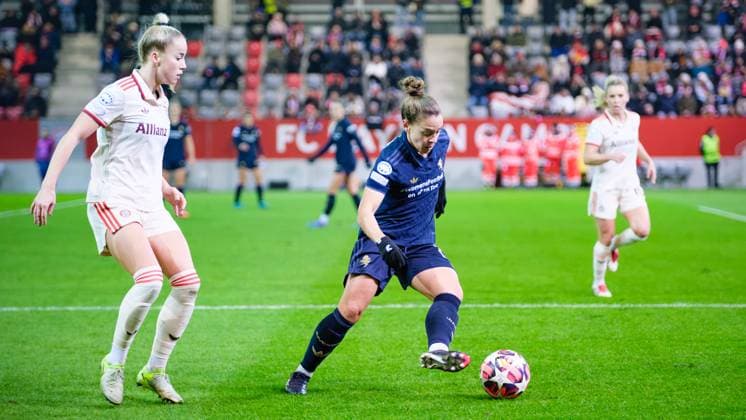 Boattin Lisa (13, Juventus Turin) und Giulia Gwinn (7, FC Bayern München) beim Spiel FC Bayern München v Juventus Turin, Fußball, UEFA Women s Champions League 2024 2025, 5.Spieltag am 12.12.2024 in München, FC Bayern Campus. DFL and DFB regulations prohibit any use of photographs as image sequences and or quasi-video. Bayern Deutschland