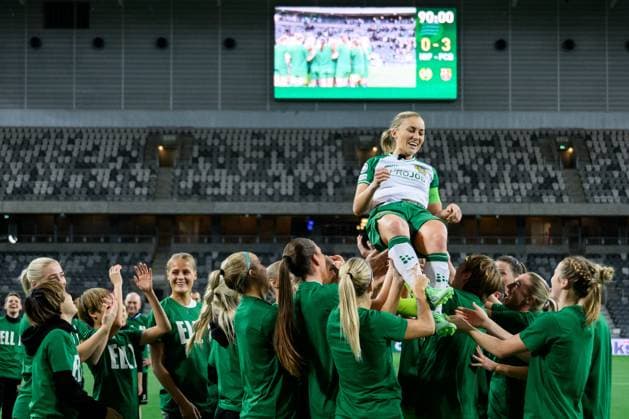 241212 Ellen Gibson of Hammarby is celebrated as she played her last game for the club after the UEFA Women s Champions League football match between Hammarby and Barcelona on December 12, 2024 in Stockholm. Photo: Jesper Zerman BILDBYRAN kod JZ JZ0598 fotboll football soccer fotball uefa womens champions league hammarby barcelona dam bbeng Copyright: JESPERxZERMAN BB241212JZ086