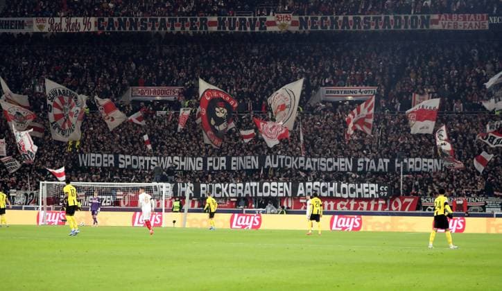 11.12.24 VfB Stuttgart - Young Boys Bern Deutschland, Stuttgart, 11.12.2024, Fussball, UEFA Champions League, VfB Stuttgart - Young Boys Bern: VfB Stuttgart Fans Ultras Cannstatter Kurve Plakat Protest DFB Stimme für WM Saudi Arabien 2034.
