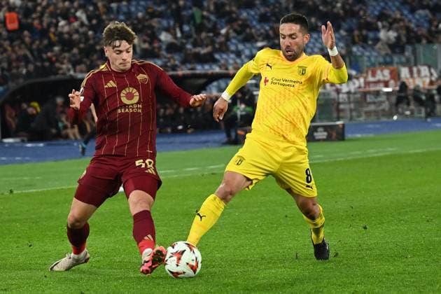 Nicola Zalewski of AS Roma,Joao Moutinho of Sporting Braga during the Europa League phase Matchday 6 between Roma v Sporting Braga at Olympic stadium, Italy, Dec 12nd,, 2024. & xA;Mattia Vian during AS Roma vs SC Braga, Football Europa League match in Rome, Italy, December 12 2024  Copyright: xMattiaxVian IPAxSportx xipa-agency.netx xx IPA_52352176 IPA_Agency_IPA52352176