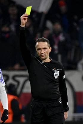 12.12.2024, xjrdrx, Fussball UEFA Europa League, Olympique Lyon - Eintracht Frankfurt emspor, v.l. Schiedsrichter Referee Andris Treimanis (Lettland) zeigt die gelbe Karte (DFL DFB REGULATIONS PROHIBIT ANY USE OF PHOTOGRAPHS as IMAGE SEQUENCES and or QUASI-VIDEO) Lyon