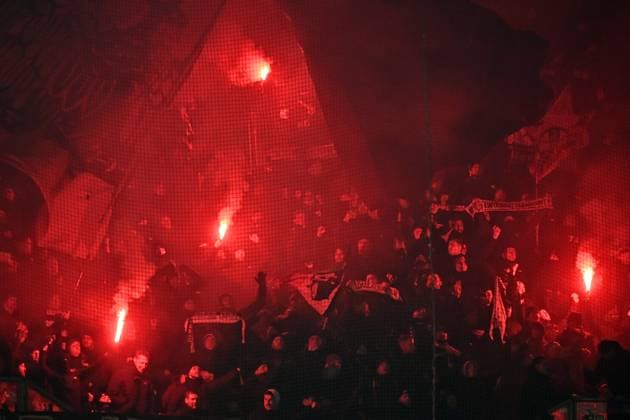 12.12.2024, xjrdrx, Fussball UEFA Europa League, Olympique Lyon - Eintracht Frankfurt emspor, v.l. Fans Eintracht Frankfurt, Stimmung, Schals, zünden zuenden Pyrotechnik, Bengalos, Feuerwerk, Rauch, Nebel, Pyro (DFL DFB REGULATIONS PROHIBIT ANY USE OF PHOTOGRAPHS as IMAGE SEQUENCES and or QUASI-VIDEO) Lyon