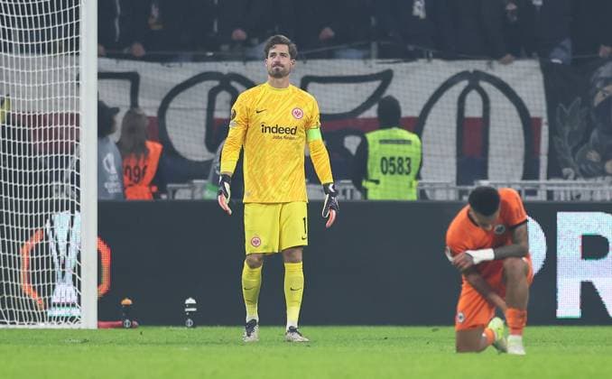 12.12.2024, Fussball UEFA Europa League, Olympique Lyon - Eintracht Frankfurt, emonline, emspor, v.l., Torwart Kevin Trapp (Eintracht Frankfurt) enttaeuscht, enttaeuscht schauend, dissapointed, traurig, frustiert, frust, gefrustet DFL DFB REGULATIONS PROHIBIT ANY USE OF PHOTOGRAPHS AS IMAGE SEQUENCES AND OR QUASI-VIDEO. xdcx Copyright: HMBxMedia Claus