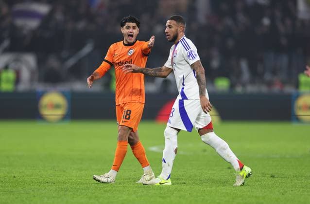 12.12.2024, Fussball UEFA Europa League, Olympique Lyon - Eintracht Frankfurt, emonline, emspor, v.l., Mahmoud Dahoud (Eintracht Frankfurt) gibt Anweisungen, gestikuliert, mit den Armen gestikulieren gives instructions, gesticulate, Corentin Tolisso (Olympique Lyon) DFL DFB REGULATIONS PROHIBIT ANY USE OF PHOTOGRAPHS AS IMAGE SEQUENCES AND OR QUASI-VIDEO. xdcx Copyright: HMBxMedia Claus
