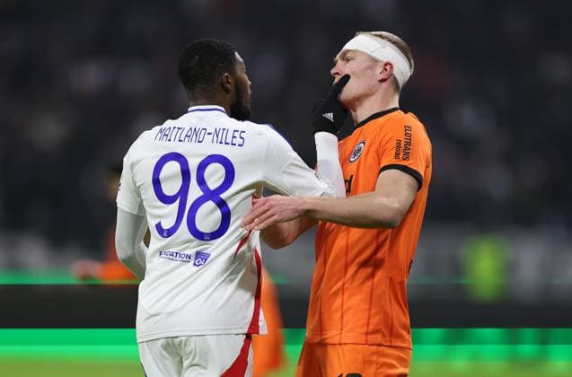 12.12.2024, Fussball UEFA Europa League, Olympique Lyon - Eintracht Frankfurt, emonline, emspor, v.l., Ainsley Maitland-Niles (Olympique Lyon) und Rasmus Kristensen (Eintracht Frankfurt) geraten aneinander DFL DFB REGULATIONS PROHIBIT ANY USE OF PHOTOGRAPHS AS IMAGE SEQUENCES AND OR QUASI-VIDEO. xdcx Copyright: HMBxMedia Claus