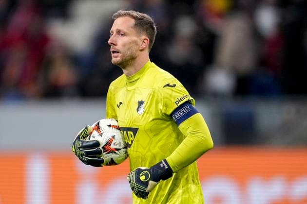 Oliver Baumann (Torwart, Hoffenheim, 1), am Ball, Einzelbild, Einzelfoto, Aktion, Action, 12.12.2024, Sinsheim (Deutschland), Fussball, UEFA Europa League, Gruppenphase, TSG 1899 Hoffenheim - FCSB Bukarest, 12.12.2024, Sinsheim (Deutschland), Fussball, UEFA Europa League, Gruppenphase, TSG 1899 Hoffenheim - FCSB Bukarest, DFB DFL REGULATIONS PROHIBIT ANY USE OF PHOTOGRAPHS AS IMAGE SEQUENCES AND OR QUASI-VIDEO.
