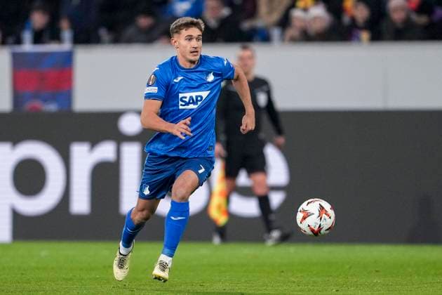 Tom Bischof (Hoffenheim, 7), am Ball, Freisteller, Ganzkörper, Einzelbild, Einzelfoto, Aktion, Action, 12.12.2024, Sinsheim (Deutschland), Fussball, UEFA Europa League, Gruppenphase, TSG 1899 Hoffenheim - FCSB Bukarest, 12.12.2024, Sinsheim (Deutschland), Fussball, UEFA Europa League, Gruppenphase, TSG 1899 Hoffenheim - FCSB Bukarest, DFB DFL REGULATIONS PROHIBIT ANY USE OF PHOTOGRAPHS AS IMAGE SEQUENCES AND OR QUASI-VIDEO.