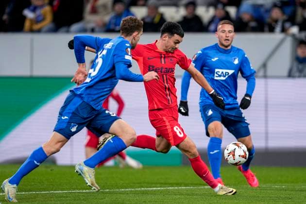 v.li.: Arthur Chaves (Hoffenheim, 35), Adrian Sut (FCSB Bukarest, 8), Pavel Kaderabek (Hoffenheim, 3), Zweikampf, Spielszene, Duell, duel, tackle, tackling, Dynamik, Action, Aktion, 12.12.2024, Sinsheim (Deutschland), Fussball, UEFA Europa League, Gruppenphase, TSG 1899 Hoffenheim - FCSB Bukarest, 12.12.2024, Sinsheim (Deutschland), Fussball, UEFA Europa League, Gruppenphase, TSG 1899 Hoffenheim - FCSB Bukarest, DFB DFL REGULATIONS PROHIBIT ANY USE OF PHOTOGRAPHS AS IMAGE SEQUENCES AND OR QUASI-VIDEO.