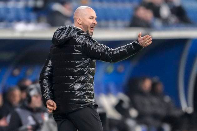 Christian Ilzer (Trainer, Cheftrainer, Hoffenheim), gibt Anweisungen, gestikuliert, mit den Armen gestikulieren, Einzelbild, Einzelfoto, Aktion, Action, 12.12.2024, Sinsheim (Deutschland), Fussball, UEFA Europa League, Gruppenphase, TSG 1899 Hoffenheim - FCSB Bukarest, 12.12.2024, Sinsheim (Deutschland), Fussball, UEFA Europa League, Gruppenphase, TSG 1899 Hoffenheim - FCSB Bukarest, DFB DFL REGULATIONS PROHIBIT ANY USE OF PHOTOGRAPHS AS IMAGE SEQUENCES AND OR QUASI-VIDEO.