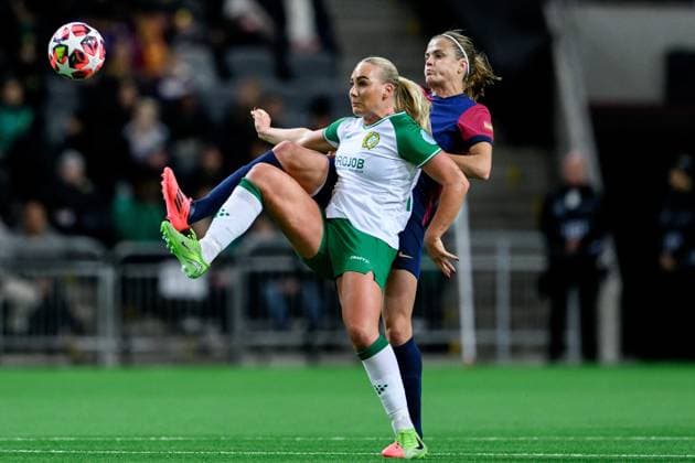 241212 Cathinka Tandberg of Hammarby and Patri Guijarro of Barcelona during the UEFA Women s Champions League football match between Hammarby and Barcelona on December 12, 2024 in Stockholm. Photo: Jesper Zerman BILDBYRAN kod JZ JZ0598 fotboll football soccer fotball uefa womens champions league hammarby barcelona dam bbeng Copyright: JESPERxZERMAN BB241212JZ101