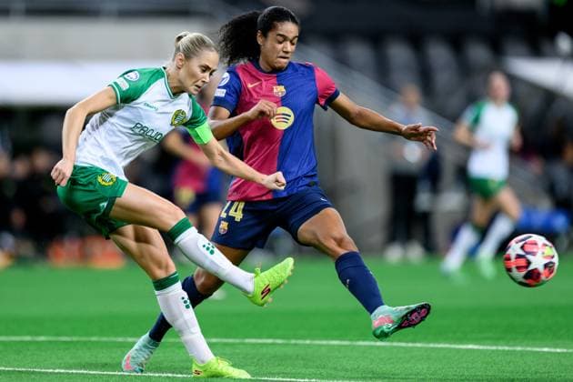 241212 Alice Carlsson of Hammarby and Esmee Brugts of Barcelona during the UEFA Women s Champions League football match between Hammarby and Barcelona on December 12, 2024 in Stockholm. Photo: Jesper Zerman BILDBYRAN kod JZ JZ0598 fotboll football soccer fotball uefa womens champions league hammarby barcelona dam bbeng Copyright: JESPERxZERMAN BB241212JZ104