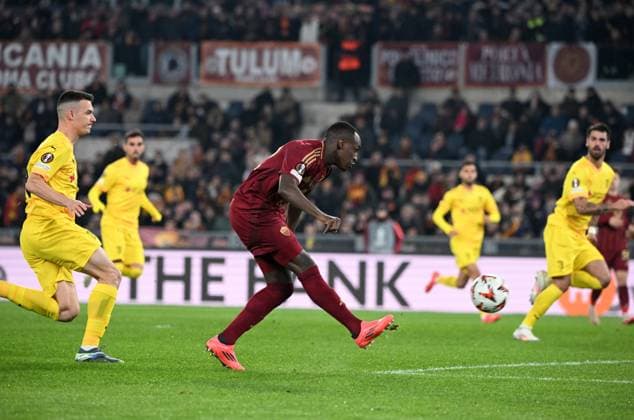 (241213) -- ROME, Dec. 13, 2024 -- Roma s Saud Abdulhamid (C) scores during the UEFA Europa League match between Roma and Braga in Rome, Italy, Dec. 12, 2024. (Photo by Xinhua) (SP)ITALY-ROME-FOOTBALL-UEFA EUROPA LEAGUE-ROMA VS BRAGA AlbertoxLingria 