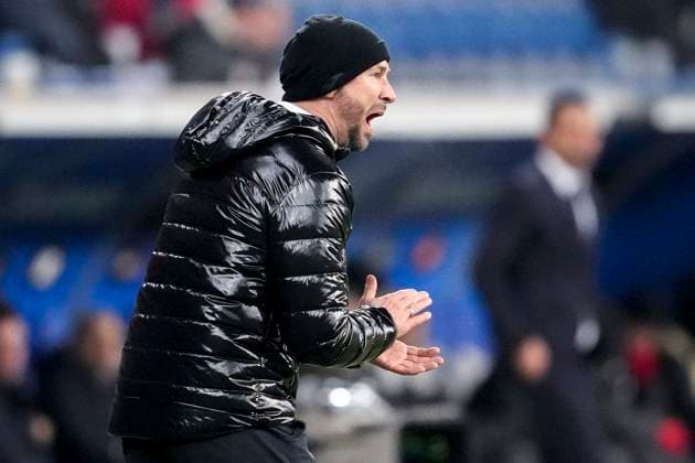 Christian Ilzer (Trainer, Cheftrainer, Hoffenheim), gibt Anweisungen, gestikuliert, mit den Armen gestikulieren, Einzelbild, Einzelfoto, Aktion, Action, ist wütend, ruft, schreit, schreien, schreiend, 12.12.2024, Sinsheim (Deutschland), Fussball, UEFA Europa League, Gruppenphase, TSG 1899 Hoffenheim - FCSB Bukarest, 12.12.2024, Sinsheim (Deutschland), Fussball, UEFA Europa League, Gruppenphase, TSG 1899 Hoffenheim - FCSB Bukarest, DFB DFL REGULATIONS PROHIBIT ANY USE OF PHOTOGRAPHS AS IMAGE SEQUENCES AND OR QUASI-VIDEO.