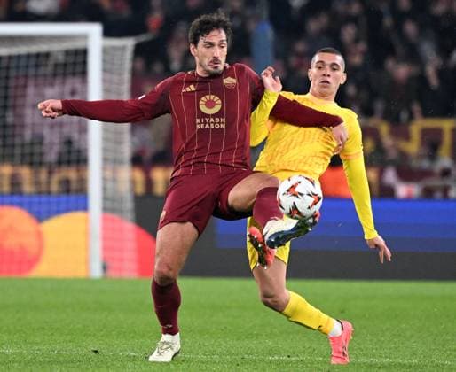 (241213) -- ROME, Dec. 13, 2024 -- Roma s Mats Hummels (L) vies with Braga s Amine El Ouazzani during the UEFA Europa League match between Roma and Braga in Rome, Italy, Dec. 12, 2024. (Photo by Xinhua) (SP)ITALY-ROME-FOOTBALL-UEFA EUROPA LEAGUE-ROMA VS BRAGA AlbertoxLingria 